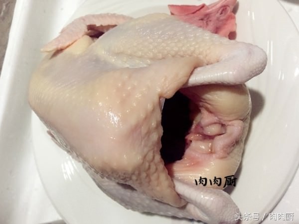 婆婆家中祖傳秘制白切雞~雞皮爽肉滑，清淡鮮美!!吃後感覺雞肉口齒留香，值得推薦~~
