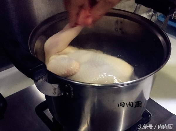 婆婆家中祖傳秘制白切雞~雞皮爽肉滑，清淡鮮美!!吃後感覺雞肉口齒留香，值得推薦~~