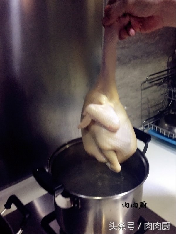 婆婆家中祖傳秘制白切雞~雞皮爽肉滑，清淡鮮美!!吃後感覺雞肉口齒留香，值得推薦~~