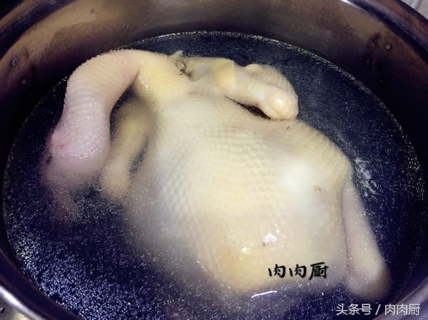 婆婆家中祖傳秘制白切雞~雞皮爽肉滑，清淡鮮美!!吃後感覺雞肉口齒留香，值得推薦~~