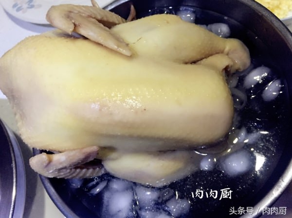 婆婆家中祖傳秘制白切雞~雞皮爽肉滑，清淡鮮美!!吃後感覺雞肉口齒留香，值得推薦~~