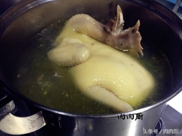 婆婆家中祖傳秘制白切雞~雞皮爽肉滑，清淡鮮美!!吃後感覺雞肉口齒留香，值得推薦~~