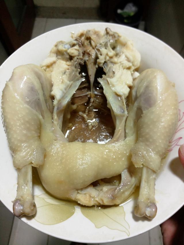 教你隔水蒸出「水晶雞」超簡單！滑嫩多汁太美味～一整隻雞都不夠吃！