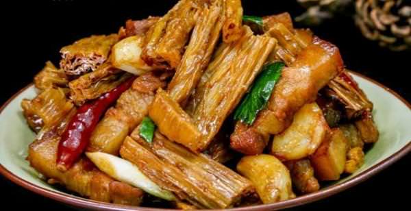 婆婆有一道拿手菜紅燒腐竹，醬香濃郁，特別下飯，全家都喜歡吃，簡單易做的家常菜！！ 
