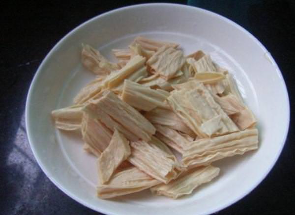 婆婆有一道拿手菜紅燒腐竹，醬香濃郁，特別下飯，全家都喜歡吃，簡單易做的家常菜！！ 