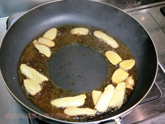 【電鍋食譜】零失敗懶人料理！麻油雞飯簡單上桌
