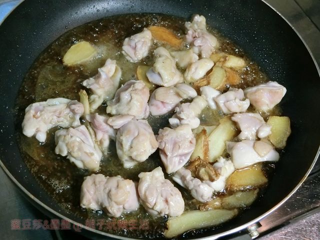 【電鍋食譜】零失敗懶人料理！麻油雞飯簡單上桌