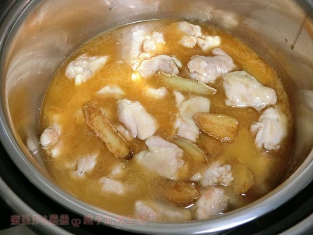 【電鍋食譜】零失敗懶人料理！麻油雞飯簡單上桌