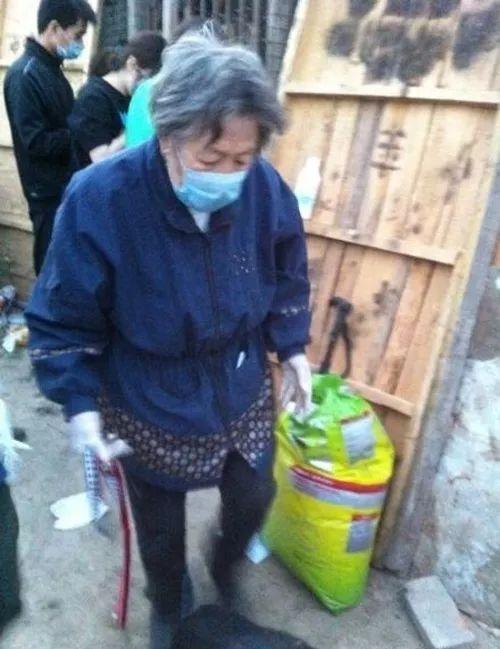 她賣掉了自己的房子，卻讓1000餘只流浪動物擁有了家