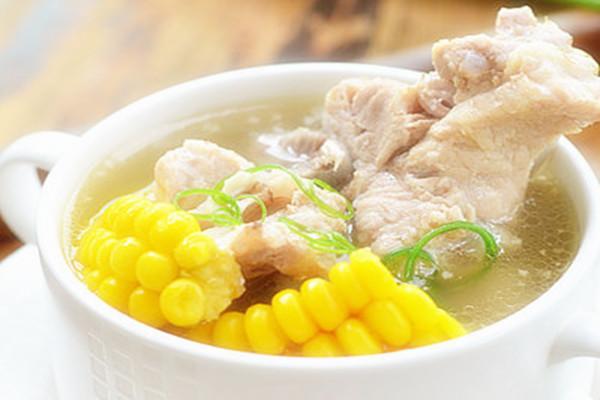 玉米排骨湯，清甜可口，夏季非常好下飯，但要注意這些細節