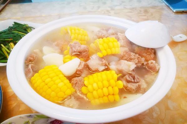 玉米排骨湯，清甜可口，夏季非常好下飯，但要注意這些細節