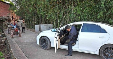 殘疾兒子回家，依舊被父母一家趕出，卻不知兒子早已今時不同往日