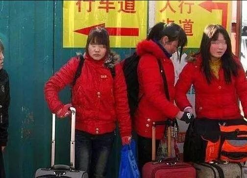 殘疾妹妹去城打工，被城裡姐姐嫌棄，五年後姐妹再見面，姐姐尷尬