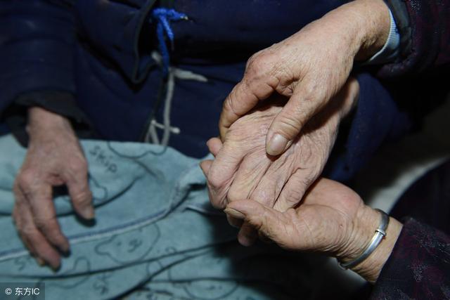 三兄弟爭相侍候老人，老人過世遺產卻贈外人，他們又給那人十萬元