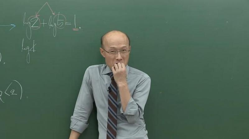 學生們好奇地幫「禿頭老師加上了頭髮」，結果出現的「斯文型男」震驚全網路！ 