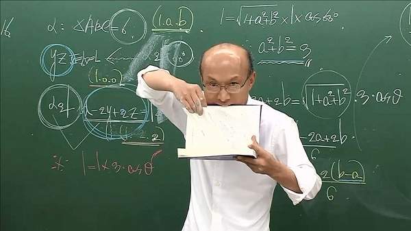 學生們好奇地幫「禿頭老師加上了頭髮」，結果出現的「斯文型男」震驚全網路！ 