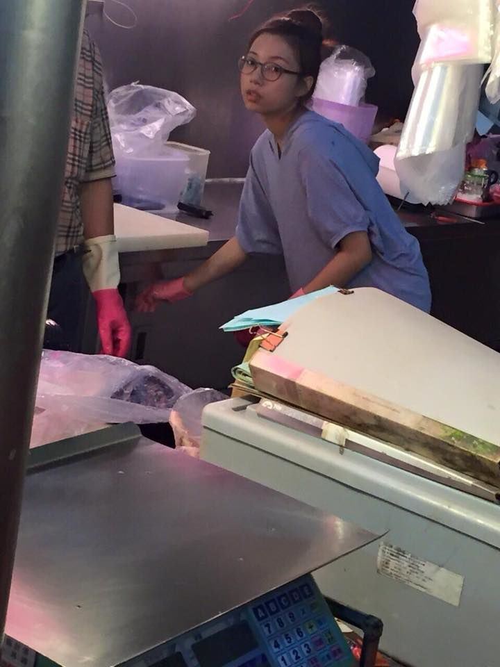 逛個魚市場也能遇到正妹！魚市眼鏡妹有「清新鄰家氣質」男客挑魚挑好久：春天來了