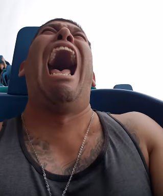生無可戀！猛男搭雲霄飛車「連暈兩次瞎尿」...狂喊媽媽！過程全錄下 網友笑翻！