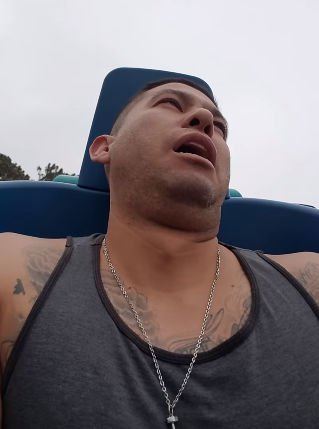 生無可戀！猛男搭雲霄飛車「連暈兩次瞎尿」...狂喊媽媽！過程全錄下 網友笑翻！