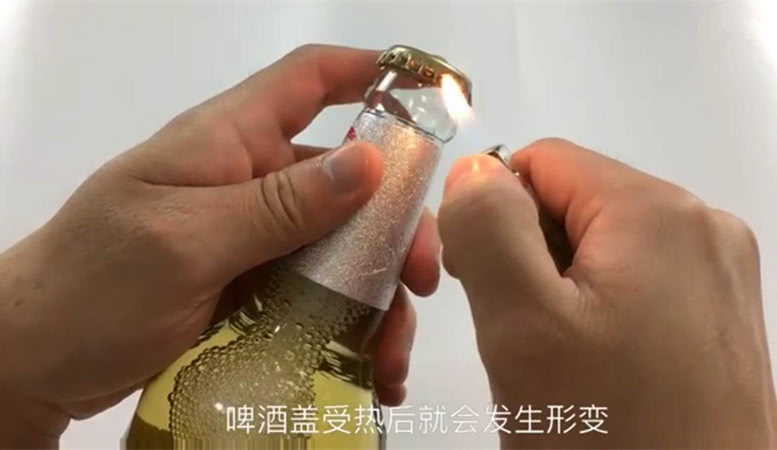 喝了30年啤酒，今天才知道原來用【一隻手】就能輕鬆打開瓶蓋，跟朋友一起喝酒簡直太有面子了 