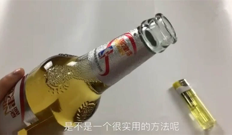 喝了30年啤酒，今天才知道原來用【一隻手】就能輕鬆打開瓶蓋，跟朋友一起喝酒簡直太有面子了 