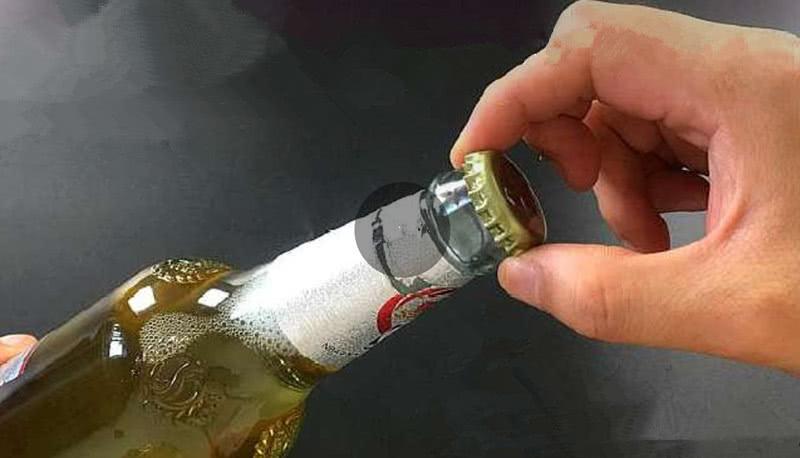 喝了30年啤酒，今天才知道原來用【一隻手】就能輕鬆打開瓶蓋，跟朋友一起喝酒簡直太有面子了 