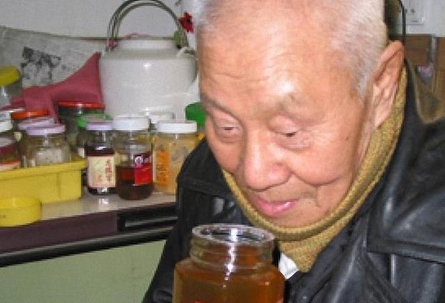 80 歲 老 蜂 農 教 你 一 杯 「 清 水 」 快 速 辨 別 真 假 蜂 蜜 ！非常實用，不信試一試~