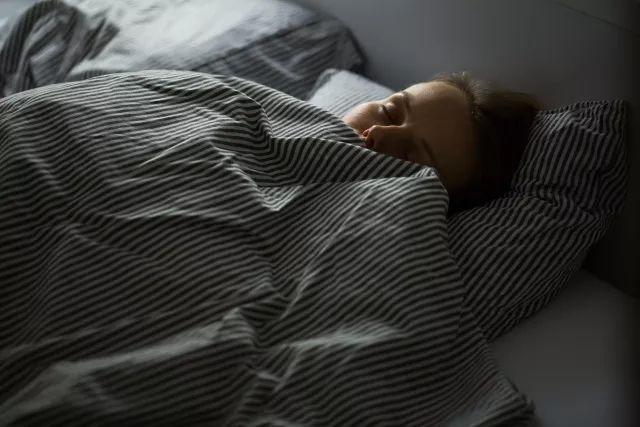 「健康科普」不吃晚飯能減肥？想得美！正確做法……