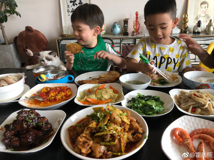嗯哼同框Jasper畫面曝光！嘟嘴討親親萌樣甜炸粉絲