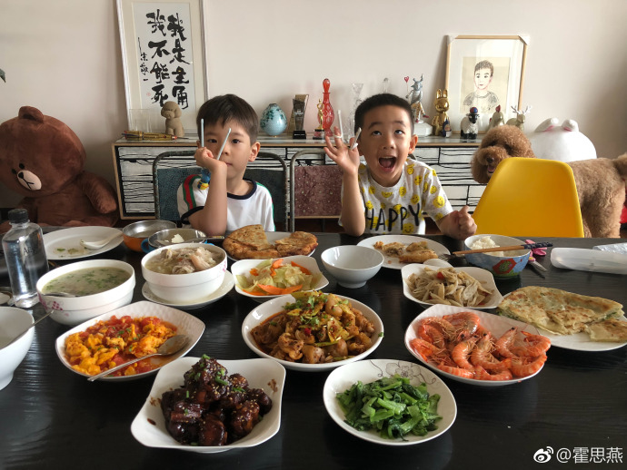 嗯哼同框Jasper畫面曝光！嘟嘴討親親萌樣甜炸粉絲