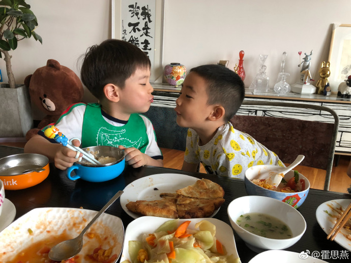 嗯哼同框Jasper畫面曝光！嘟嘴討親親萌樣甜炸粉絲