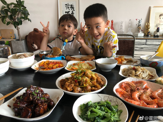 嗯哼同框Jasper畫面曝光！嘟嘴討親親萌樣甜炸粉絲
