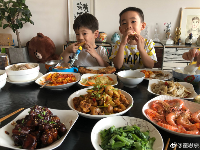 嗯哼同框Jasper畫面曝光！嘟嘴討親親萌樣甜炸粉絲