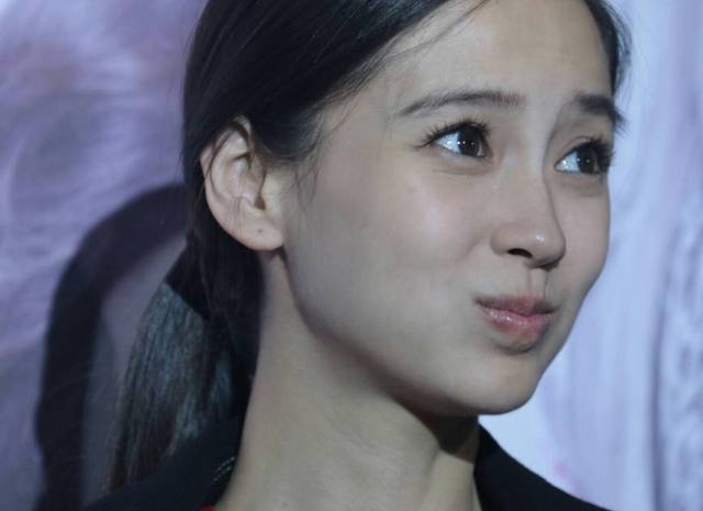 baby真敢穿，這條裙子坐下後就很尷尬了！