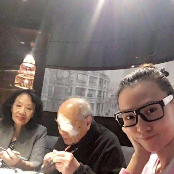 早日康復！TVB女藝人80歲父親再入院，錢花光只好從私立轉公立！