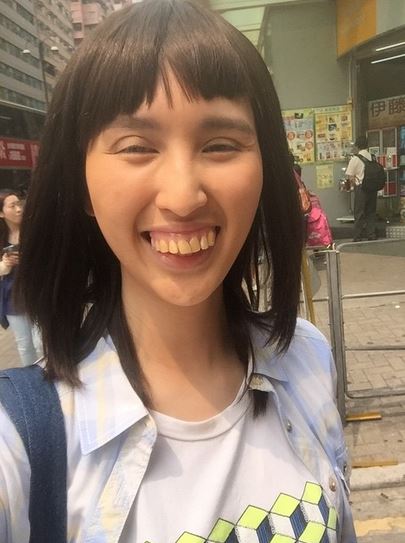 丑著離開TVB！爆紅「爺孫戀」女星何傲兒從神級靚女變齙牙醜女, 樣子慘不忍睹還胃過癲姐！