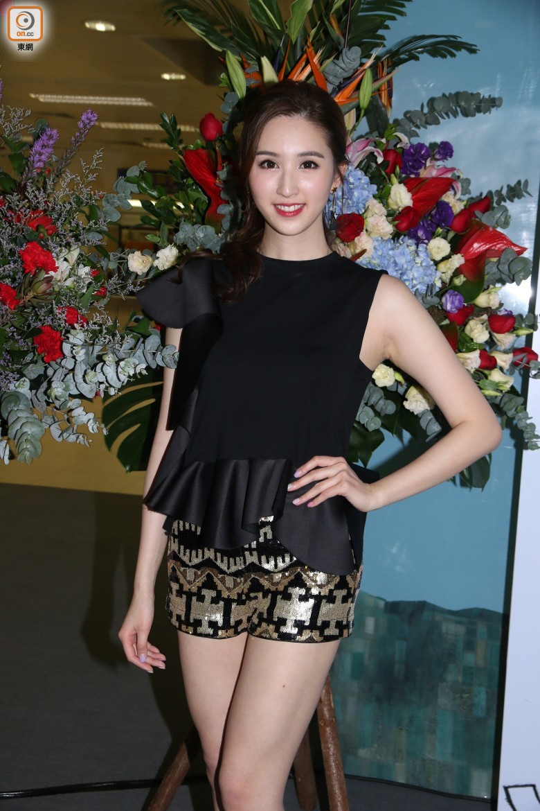 丑著離開TVB！爆紅「爺孫戀」女星何傲兒從神級靚女變齙牙醜女, 樣子慘不忍睹還胃過癲姐！