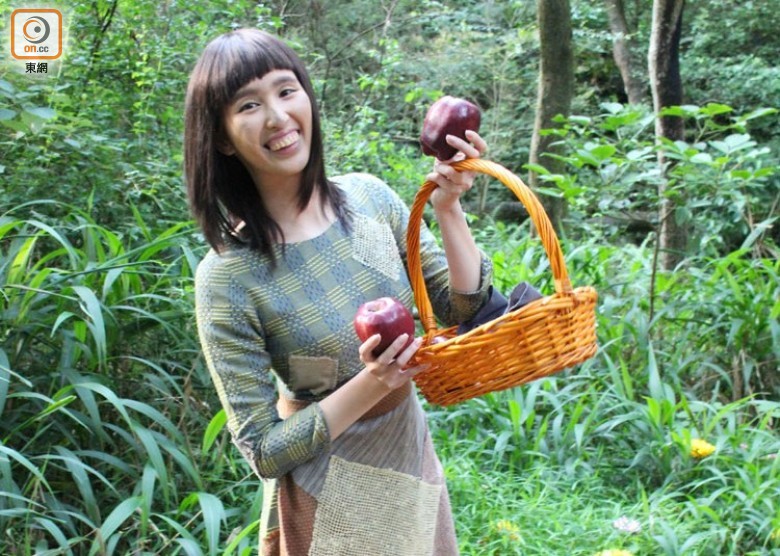 丑著離開TVB！爆紅「爺孫戀」女星何傲兒從神級靚女變齙牙醜女, 樣子慘不忍睹還胃過癲姐！