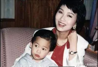趙雅芝和兒媳婦同框，兒媳婦顏值不輸婆婆！不進娛樂圈實在可惜了！