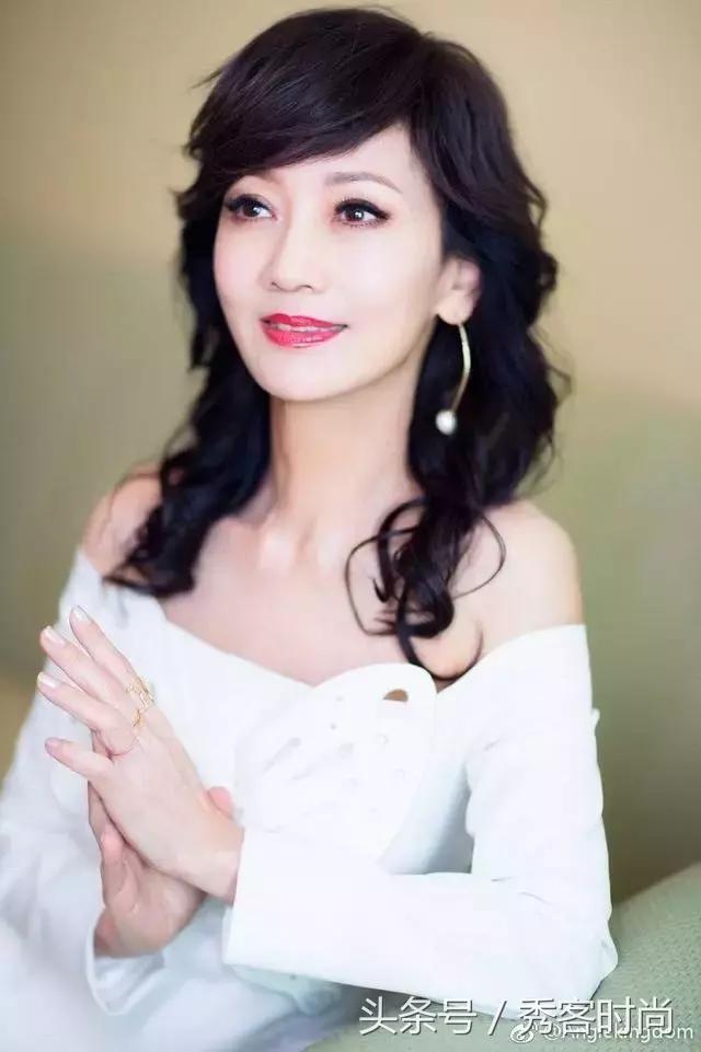 趙雅芝和兒媳婦同框，兒媳婦顏值不輸婆婆！不進娛樂圈實在可惜了！