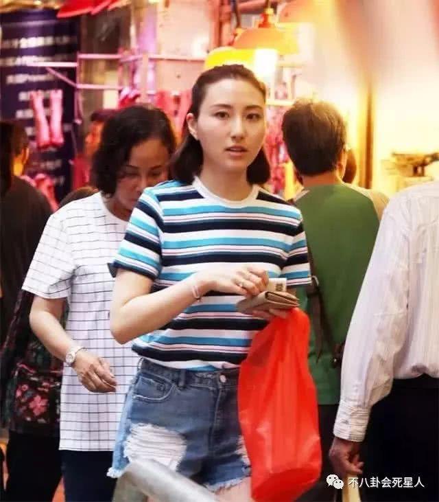 賭王三太與女兒逛街似保姆，但手上的鐲子卻亮了！