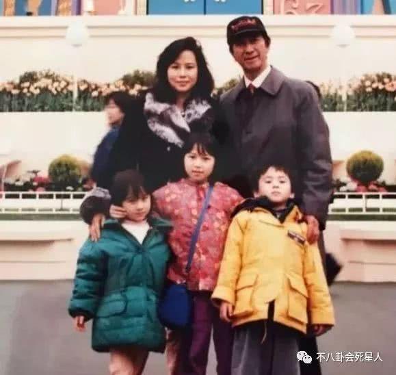 賭王三太與女兒逛街似保姆，但手上的鐲子卻亮了！