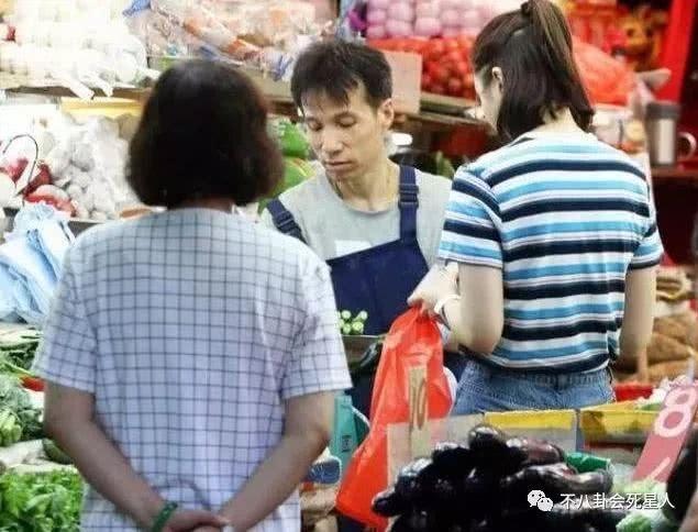賭王三太與女兒逛街似保姆，但手上的鐲子卻亮了！