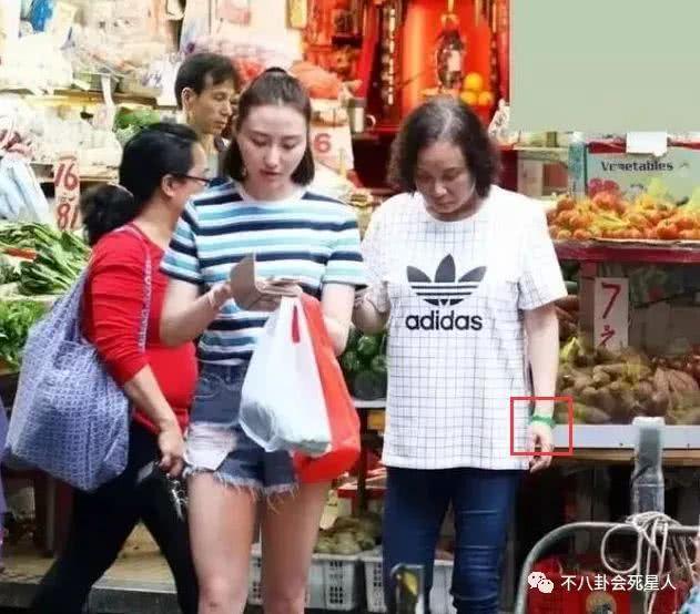 賭王三太與女兒逛街似保姆，但手上的鐲子卻亮了！