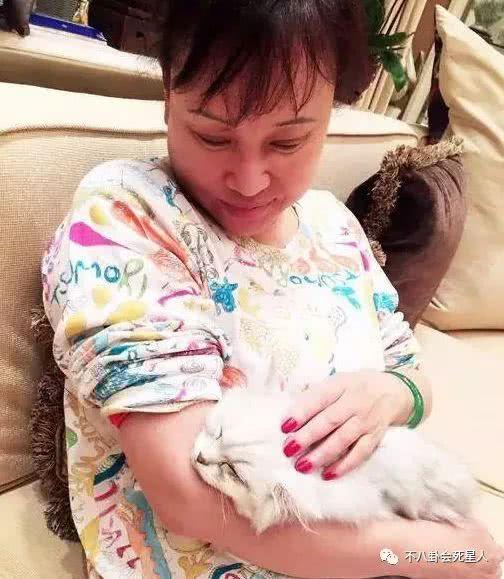 賭王三太與女兒逛街似保姆，但手上的鐲子卻亮了！