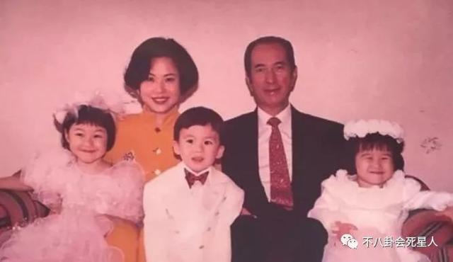 賭王三太與女兒逛街似保姆，但手上的鐲子卻亮了！