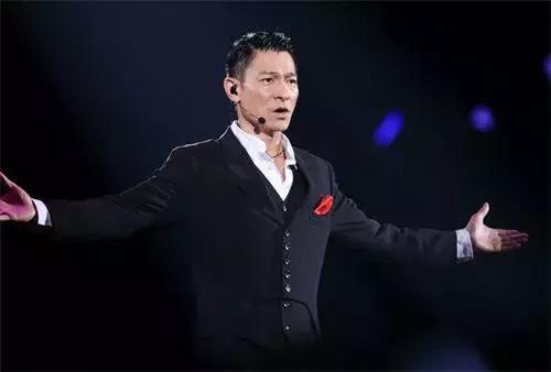 劉德華演唱會人數高達13萬人，而他的演唱會還沒唱完就開始打掃！