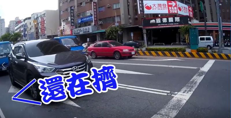 騎士遭貨車狂逼！金城武警察「最帥神救援」聖光降臨　瀟灑開單「狂念駕駛一頓」網讚好療癒 