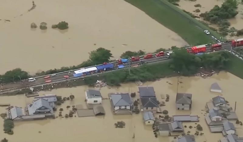 太厲害！廣島豪雨侵襲「導致公路大崩塌」，兩個星期後「神速修復」，完美程度「連補丁色差都看不出」！ 