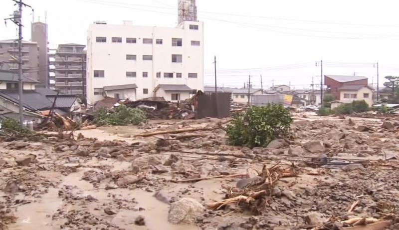 太厲害！廣島豪雨侵襲「導致公路大崩塌」，兩個星期後「神速修復」，完美程度「連補丁色差都看不出」！ 